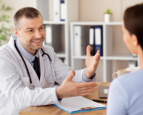 TMS-therapy-for-depression-tms-provider-rapid-city-experienced-doctor-talking-to-patient